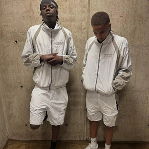 Conjunto de chaqueta y pantalones cortos de nailon impermeables personalizados, chándal cortavientos, conjunto de chaqueta de verano para correr, conjunto de pantalones cortos ligeros con capucha - Product Image 1