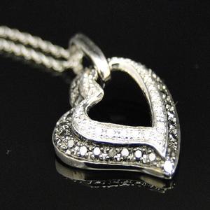 Design élégant coeur ouvert S925 argent avec pendentif diamant rond Moissanite pour cadeaux et vêtements de fête - Product Image 1
