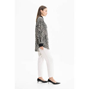 Blusa Vintage de Popelina para Mujer con Cuello Asimétrico con Volantes y Bordado de Animales - Product Image 4