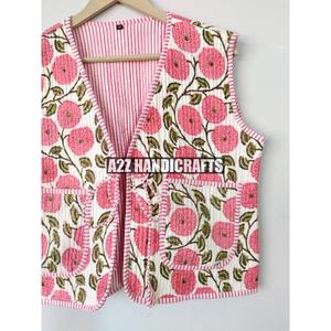 Gilet d'hiver fait à la main coton indien Kantha veste avec imprimé floral unisexe court sans manches manteau matelassé dans un style bohème - Product Image 6