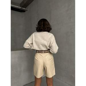 กางเกงขาสั้นหนังผู้หญิงแบบมีเข็มขัด ขายส่ง - Product Image 1