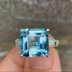Bague pour femme en argent 925 plaqué or avec zircone cubique de forme carrée intense de couleur topaze bleue, bijoux fins classiques - Product Image 1