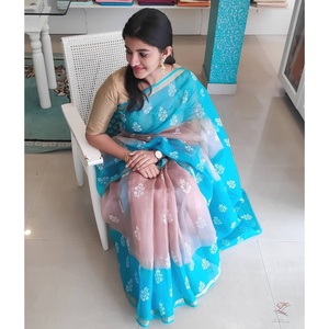 Mots Vente de vêtements indiens et pakistanais léger Kota Doriya Saree en soie pour le confort et le style Saree à vendre - Product Image 4