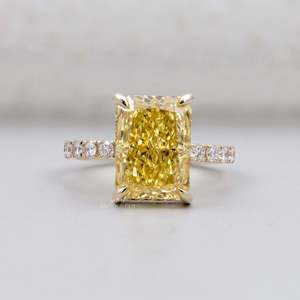 Anillo de Diamante Amarillo Radiante con Certificación IGI, con Halo Oculto y Banda Pavé - Product Image 1