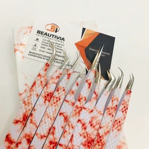 Pinzas para extensión de pestañas con estampado de mármol naranja Cierre completo Agarre fuerte Logotipo privado personalizado Punta de fibra de 90 grados Acero sostenible - Product Image 3