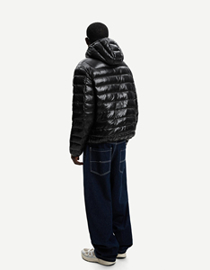 แจ็กเก็ตขนเป็ดสีดำของผู้ชายเสื้อแจ็คเก็ตบุนวมมีฮู้ดผ้าโพลีเอสเตอร์100% น้ำหนักเบาดีไซน์แบบกำหนดเอง - Product Image 2