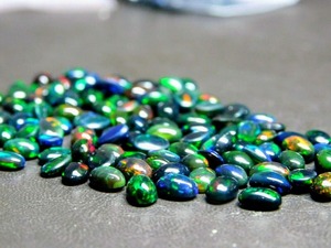 Vente en gros d'opale éthiopienne noire naturelle 6x4 MM Cabochon calibré pierres précieuses en vrac pour la fabrication de bijoux en opale de feu - Product Image 3