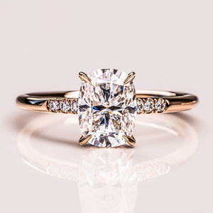 Anillo de moissanita con corte cojín alargado de 7x9 mm con piedras laterales pavé, chapado en oro rosa, joyería de compromiso - Product Image 1