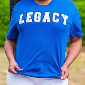Camiseta Royal Blue Legacy Sorority con letras blancas en negrita, camiseta informal de algodón suave para el uso diario de la vida griega - Product Image 6