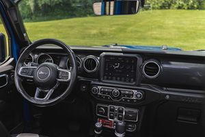 จี๊ป แรงเลอร์ อันลิมิเต็ด รูบิคอน 392 ปี 2021 ขับเคลื่อน 4 ล้อ ระบบ 4x4 ตลอดเวลา เครื่องยนต์ 6.4 ลิตร เฮมี วี8 สีไฮโดร บลู เพิร์ล ไม่ได้ดัดแปลง - Product Image 4