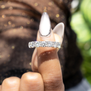 แหวนแต่งงานแบบ Eternity 1.75 กะรัต เพชรทรงกลมเพาะเลี้ยงในห้องปฏิบัติการ 11 เม็ด แหวนหมั้นทองคำขาว 14K ขนาด US 6.5 - Product Image 6