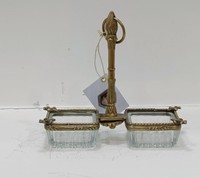 Verre et métal finis à l'ancienne présentent un plat de service double orné, pour un pot à sel
