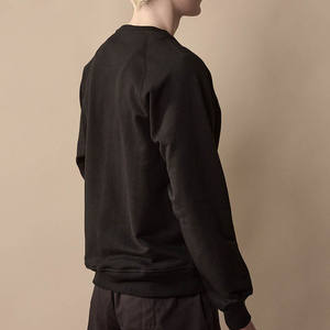 Sudadera de hombre de cuello redondo de gran tamaño negra básica de alta calidad sostenible sudadera de mezcla de algodón personalizada a precio de fábrica - Product Image 4