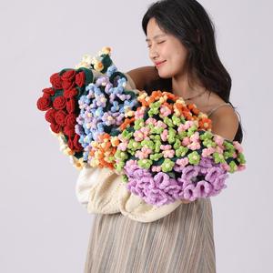 Bouquet de roses éternelles et petite fleur de marguerite au crochet fait main pour l'été, et couverture au crochet pour toutes les occasions festives - Product Image 1