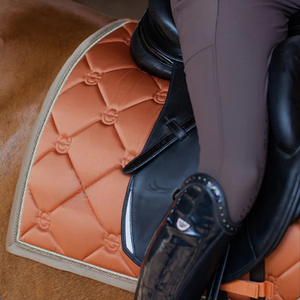 Coussin de selle équestre en coton matelassé anglais avec doublure douce respirant logo et design personnalisés pour un soutien confortable - Product Image 5