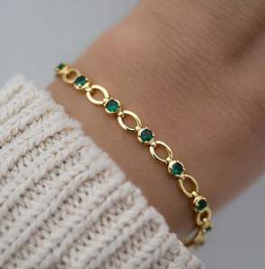 Pulsera de oro minimalista con Esmeralda, tenis, piedra natal de mayo, piedras preciosas, colgantes finos delicados y dijes, joyería de Esmeralda - Product Image 1