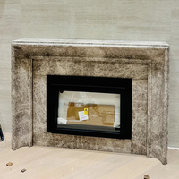 Cheminée de luxe en pierre naturelle brûlant à la main avec un véritable manteau de cheminée en marbre noir italien pour la décoration intérieure de l'hôtel et de la villa