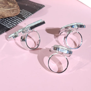 Anillo de Plata de Ley 925 con Letra Personalizada Iced Out, Diamante Moissanite VVS Brillante de Corte Redondo, Estilo Hip Hop de Lujo para Unisex - Product Image 4