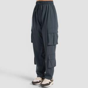 Pantalones Cargo Archivo Gris Oscuro Transpirables de Cintura Media con Frente Plano, Ajuste Regular, Sin Lavado, para la Temporada de Otoño - Product Image 1
