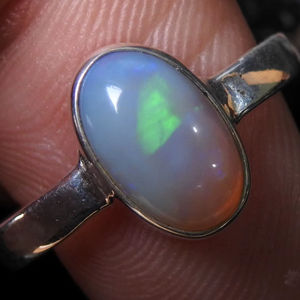 Bague de mariage australienne en opale multi-feu - Argent - Pierre de naissance d'octobre - Opale solide - 10x6mm - Taille US 7 - Fabrication artisanale classique à griffes - Product Image 1