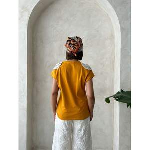 T-shirt femme à épaules en dentelle - Product Image 1