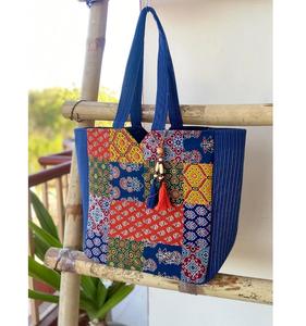 Élégant sac à provisions en coton imprimé Ajrakh fabriqué à la main 13x13x7 pouces avec fermeture à glissière poche intérieure écologique et réutilisable - Product Image 2