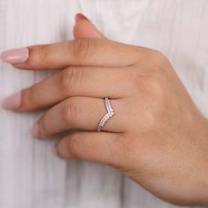 Anillo Clásico en Forma de V con Diamante Cultivado en Laboratorio, Corte Chevron, Plata de Ley, Opciones en Oro, Claridad VS - Colección de Anillos de Diamantes Elegantes - Product Image 1