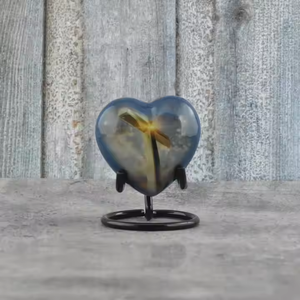 El soporte de corazón de recuerdo de primera clase presenta múltiples diseños de corazón grabados con una urna de cremación recubierta de Peltre y pintada de negro - Product Image 3