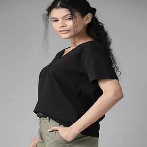 T-shirt à manches courtes et col en V coupe ajustée pour femme Vêtements d'été personnalisés imprimés en noir avec logo Fabriqué en Inde - Product Image 2