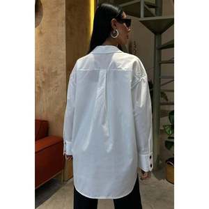 Chemise en popeline oversize avec broderie en forme de cœur et détails boutonnés, collection 3430 - Product Image 5