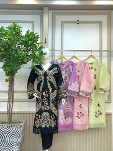 Ensemble de robe d'hiver 3 pièces Ssumaira Collection, broderie moderne en coton, salwar kameez, séchage rapide, coupe classique pour les fêtes - Product Image 4