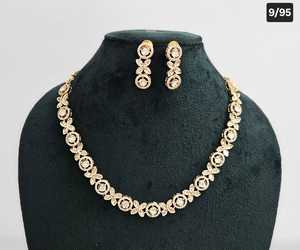 Collection de bijoux et de boucles d'oreilles cloutés Kundan et perle de forme ronde lourde à la mode de créateur exclusif simple pour les femmes - Product Image 3