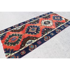 Tapis turc de 4,1 x 9 pieds, tapis vintage, tapis en laine rouge et bleu à motifs floraux - Product Image 2