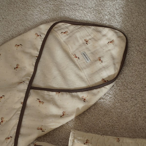 Manta Envolvente para Bebé de Dos Vías, Certificada, Color Crema, Talla Única, Técnica de Envoltura Peekaboo - Product Image 4