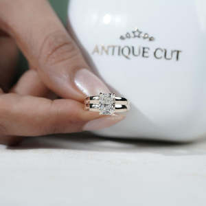 Bague de fiançailles en or jaune avec diamant solitaire naturel certifié IGI, taille coussin - Product Image 6