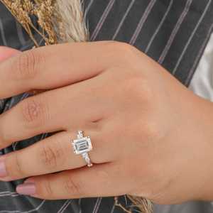 Anillo de compromiso de diamante de moissanita de corte esmeralda de tres piedras de calidad superior con tono lateral de Baguette Plata clásica a la venta - Product Image 4