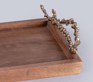 Plateau de service sculptural moderne en métal plateau de fruits et snacks ovale poli de luxe pour table à manger et décoration intérieure - Product Image 3