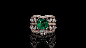 Anillo de Esmeralda Verde de Laboratorio con Diamantes Cultivados en Laboratorio en Forma de Pera y Redondos |   Anillo de Lujo para Regalo de Aniversario, Cóctel y Fiesta - Product Image 2