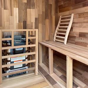 Sauna extérieur pour 6 personnes, en cèdre rouge, poêle 6KW, carreaux imperméables et bancs à double rangée - Product Image 2