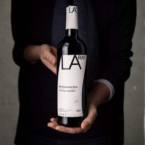 Laray - Vino Tinto Semiseco Tempranillo Garnacha 11% ABV Vino Tinto Español 750ml - Product Image 2