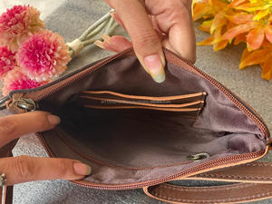 Elegante bolso de mano de cuero con herramientas Azteca para mujer, conjunto combinado de bolso de hombro y muñequera de colores, estilo tradicional occidental, conjunto único - Product Image 6