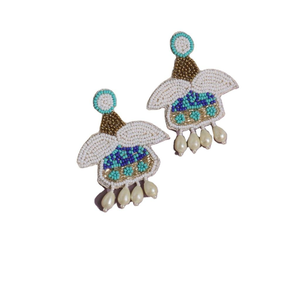 Boucles d'oreilles brodées multicolores, uniques, fabriquées à la main, à motifs floraux aux tons brillants, élégantes et à la mode. - Product Image 3