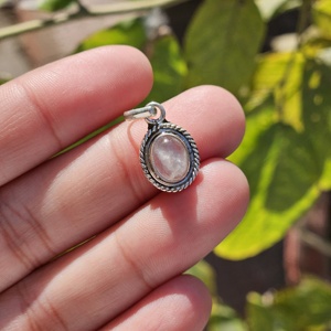 Pendentif ovale en argent sterling avec quartz rose, design religieux pour enfants - Product Image 1