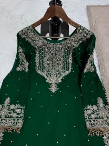 Conjunto de diseñador de lujo Faux Georgette traje bellamente adaptado con comodidad interior con una sharara y dupatta a juego - Product Image 2