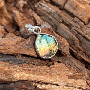 Colgante de labradorita en bruto, plata de ley 925, hecho a mano, piedra preciosa única, joyería de moda, regalo para mujeres y hombres - Product Image 2