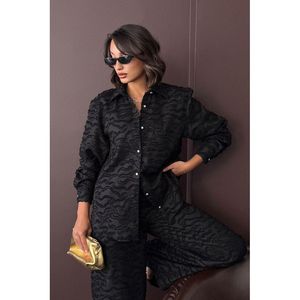 Camisa Casual de Poliéster Tejido Jacquard Marrón para Hombre TOPSHOW - Camisa de Manga Larga con Botones para un Estilo Casual Elegante y Uso Diario - Product Image 1