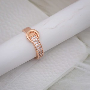 แหวนค็อกเทลชุบทองคุณภาพสูง โลหะผสมพรีเมียม ประดับด้วยเพชรคิวบิกเซอร์โคเนีย AD ระยิบระยับ แหวนแฟชั่นระดับพรีเมียม - Product Image 1