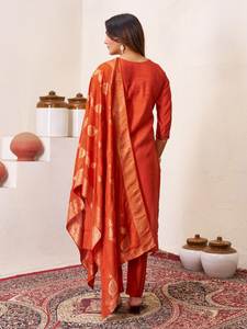 Ensemble Kurta Pantalon Brodé Orange pour Femmes avec Dupatta Vêtement Ethnique Traditionnel - Product Image 5