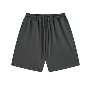 2025 vente en gros short en polyester pour hommes avec poches zippées impression bouffante logo personnalisé hommes short de sport en maille - Product Image 1