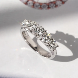 แหวนเพชรทรงกลมแบบ Pave Set  ผลิตในห้องปฏิบัติการ ได้รับการรับรองจาก IGI น้ำหนัก 1 กะรัต  วงแหวนชุบเงิน สำหรับงานแต่งงานและงานปาร์ตี้ - Product Image 2